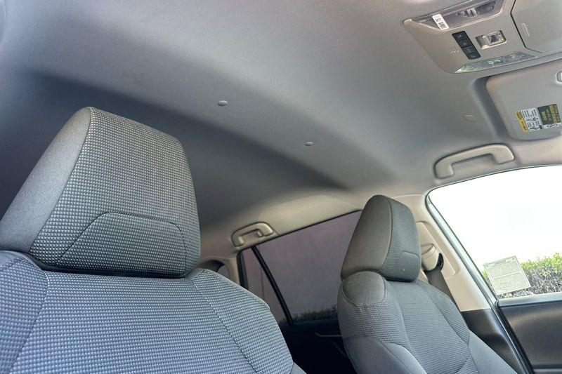 Toyota RAV4 Vehicle Full-screen Gallery Image 17