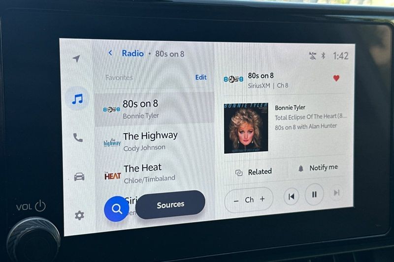 Toyota RAV4 Vehicle Full-screen Gallery Image 18