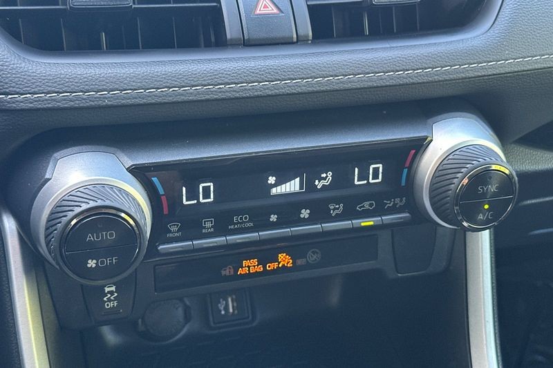 Toyota RAV4 Vehicle Full-screen Gallery Image 20