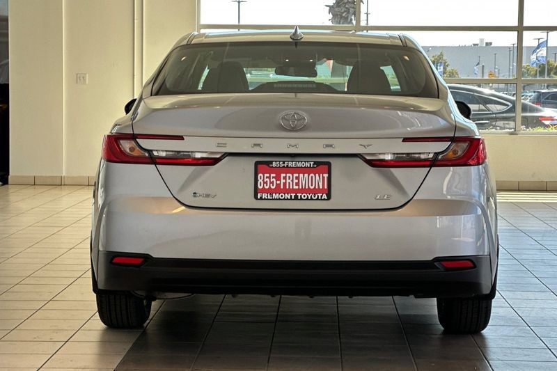 Toyota Camry Vehicle Full-screen Gallery Image 05
