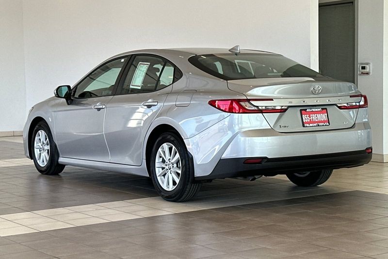 Toyota Camry Vehicle Full-screen Gallery Image 06