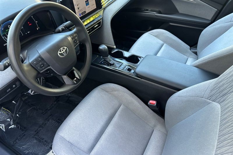 Toyota Camry Vehicle Full-screen Gallery Image 10