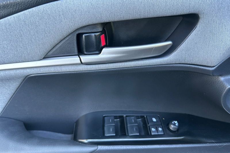 Toyota Camry Vehicle Full-screen Gallery Image 11