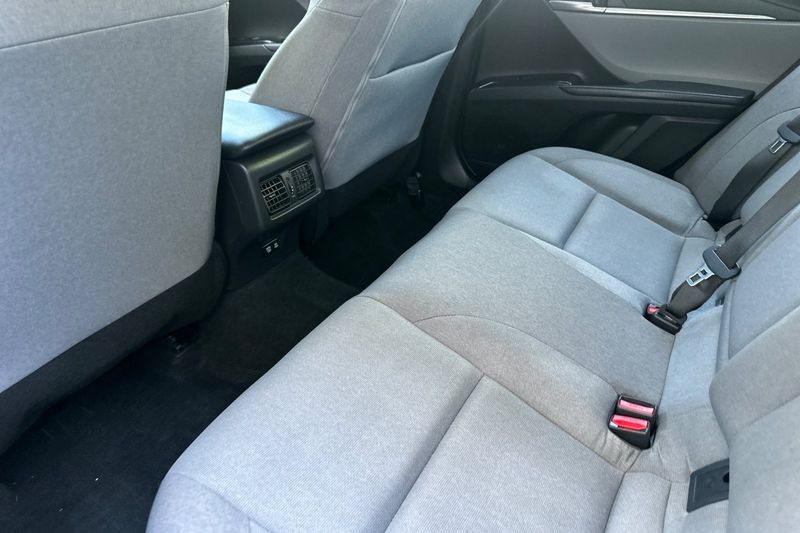 Toyota Camry Vehicle Full-screen Gallery Image 12