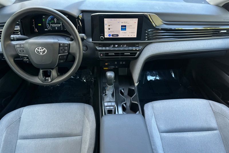 Toyota Camry Vehicle Full-screen Gallery Image 13