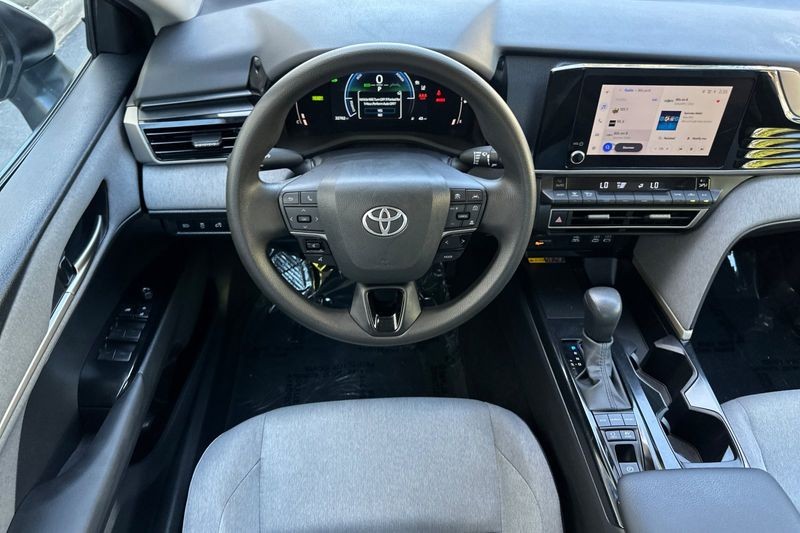 Toyota Camry Vehicle Full-screen Gallery Image 14