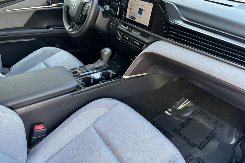 Toyota Camry Vehicle Full-screen Gallery Image 15
