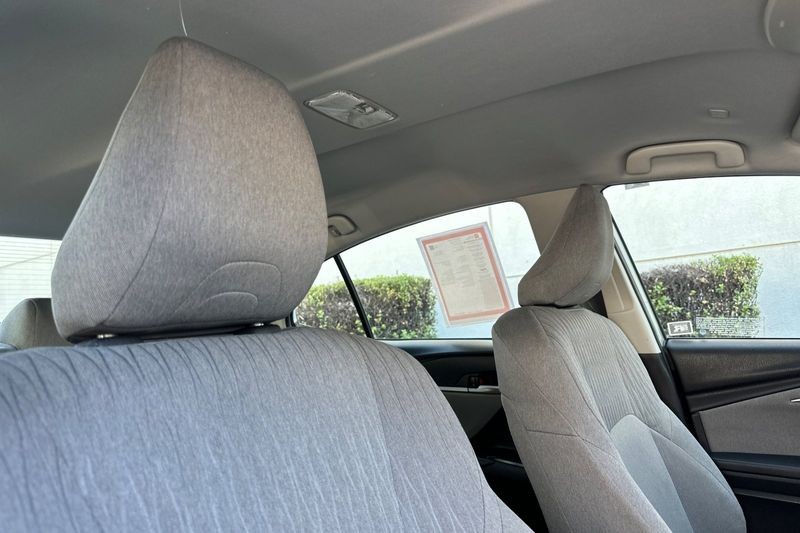 Toyota Camry Vehicle Full-screen Gallery Image 16