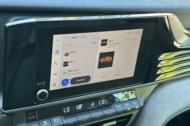 Toyota Camry Vehicle Full-screen Gallery Image 17