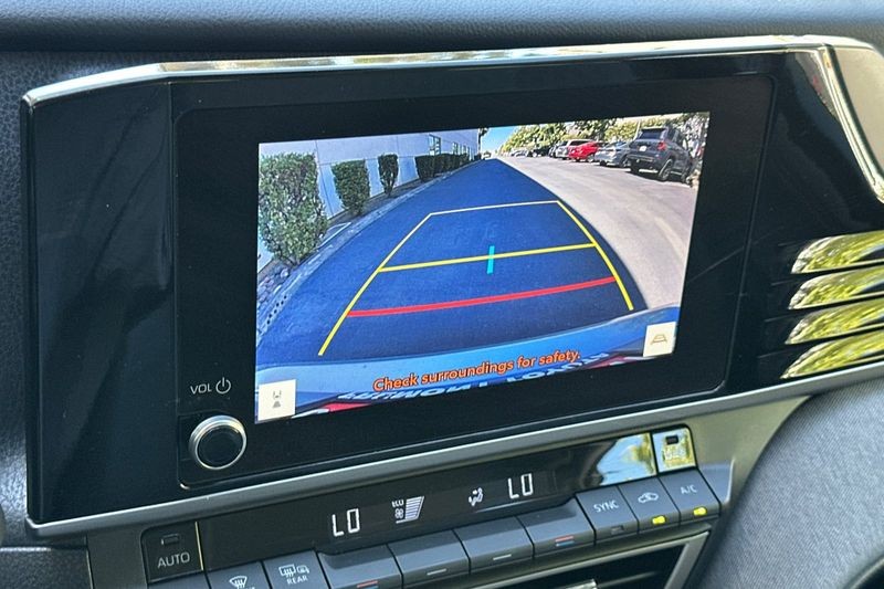 Toyota Camry Vehicle Full-screen Gallery Image 18
