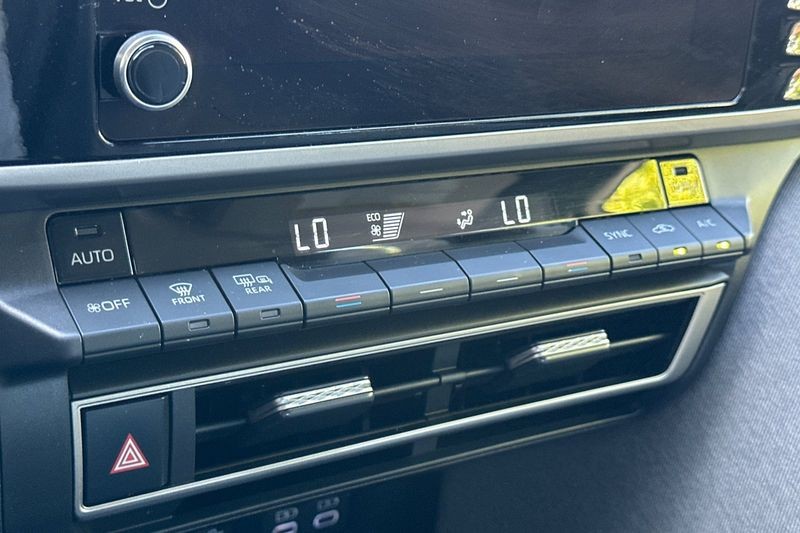 Toyota Camry Vehicle Full-screen Gallery Image 19
