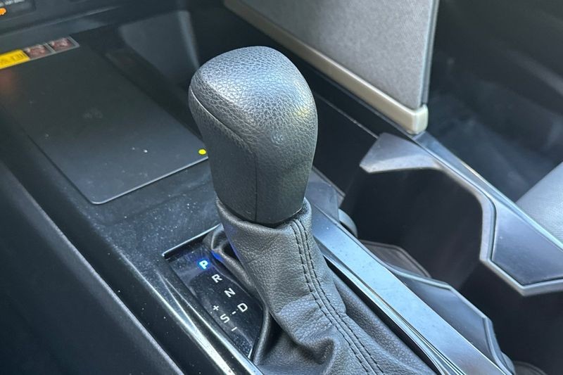 Toyota Camry Vehicle Full-screen Gallery Image 20