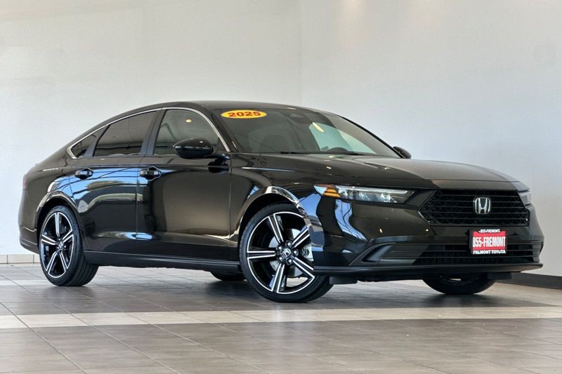 Honda Accord Hybrid Vehicle Full-screen Gallery Image 02