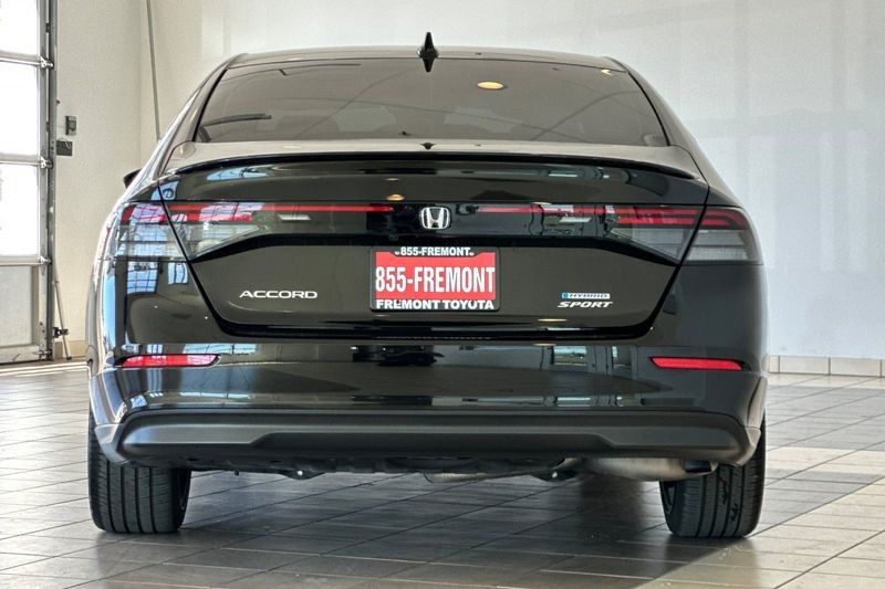 Honda Accord Hybrid Vehicle Full-screen Gallery Image 05