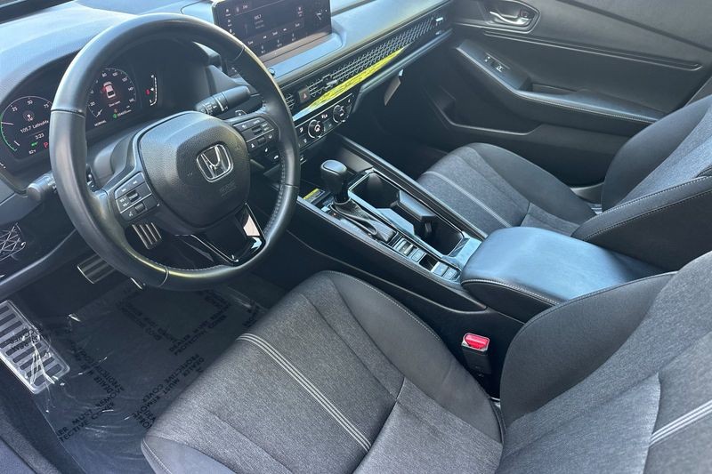 Honda Accord Hybrid Vehicle Full-screen Gallery Image 10