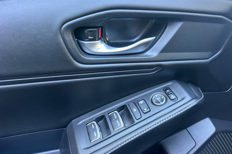 Honda Accord Hybrid Vehicle Full-screen Gallery Image 11