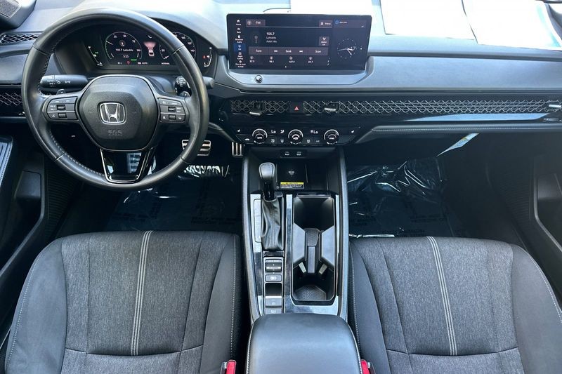 Honda Accord Hybrid Vehicle Full-screen Gallery Image 13