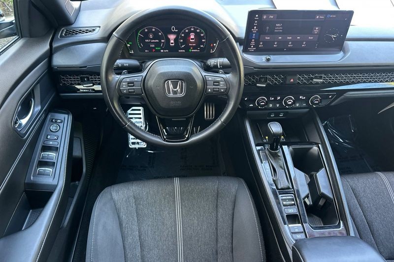 Honda Accord Hybrid Vehicle Full-screen Gallery Image 14