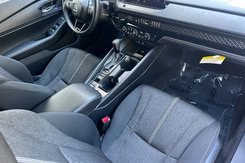 Honda Accord Hybrid Vehicle Full-screen Gallery Image 15