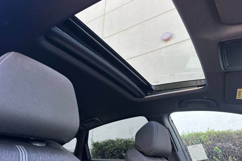 Honda Accord Hybrid Vehicle Full-screen Gallery Image 16