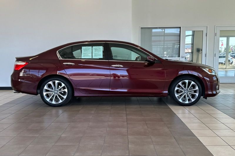 Honda Accord Sedan Vehicle Full-screen Gallery Image 03
