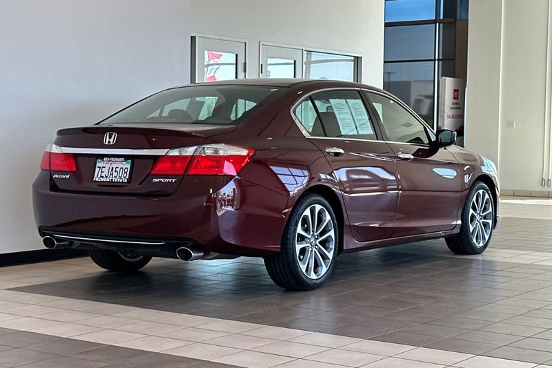 Honda Accord Sedan Vehicle Full-screen Gallery Image 04