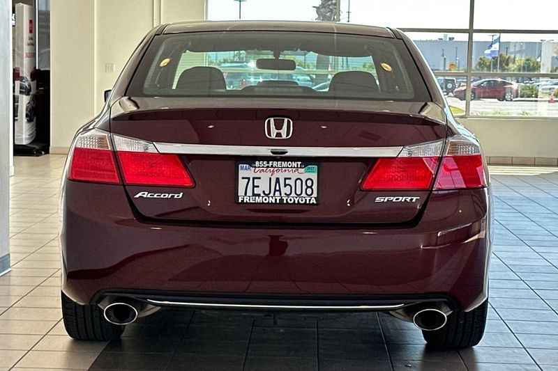 Honda Accord Sedan Vehicle Full-screen Gallery Image 05
