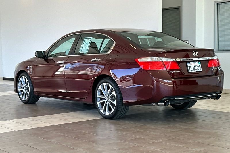 Honda Accord Sedan Vehicle Full-screen Gallery Image 06