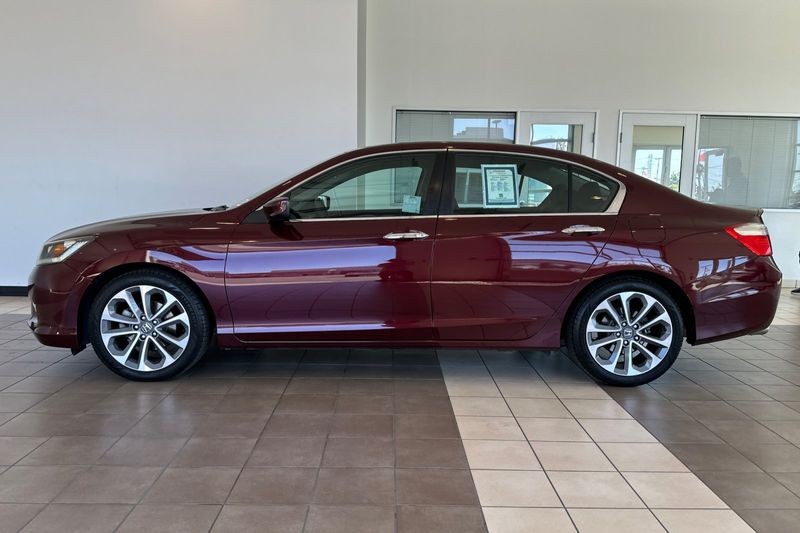 Honda Accord Sedan Vehicle Full-screen Gallery Image 07