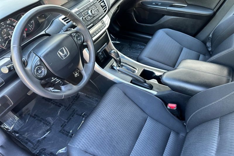 Honda Accord Sedan Vehicle Full-screen Gallery Image 10