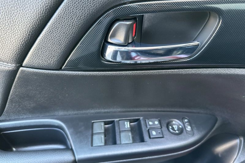 Honda Accord Sedan Vehicle Full-screen Gallery Image 11