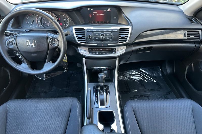 Honda Accord Sedan Vehicle Full-screen Gallery Image 13