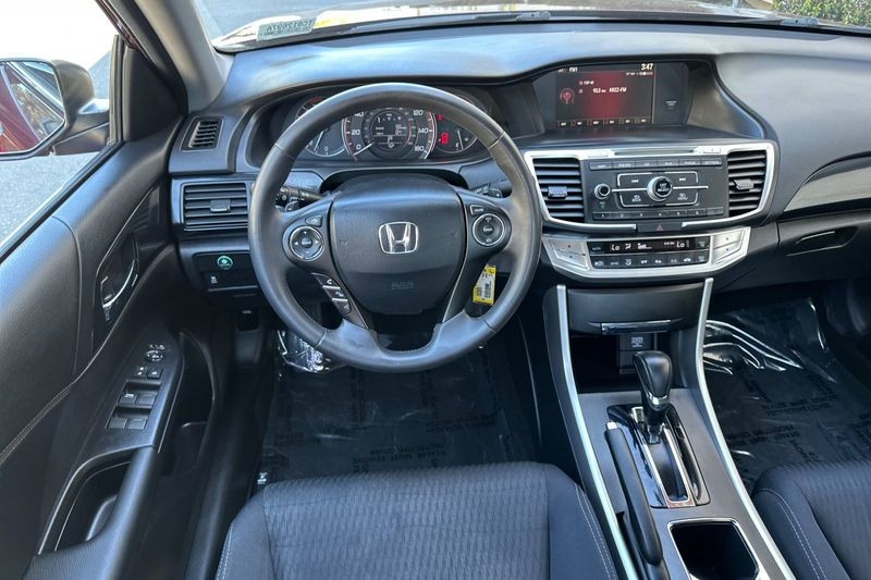 Honda Accord Sedan Vehicle Full-screen Gallery Image 14
