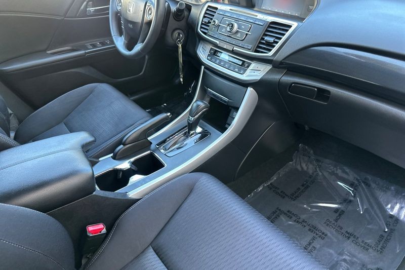 Honda Accord Sedan Vehicle Full-screen Gallery Image 15