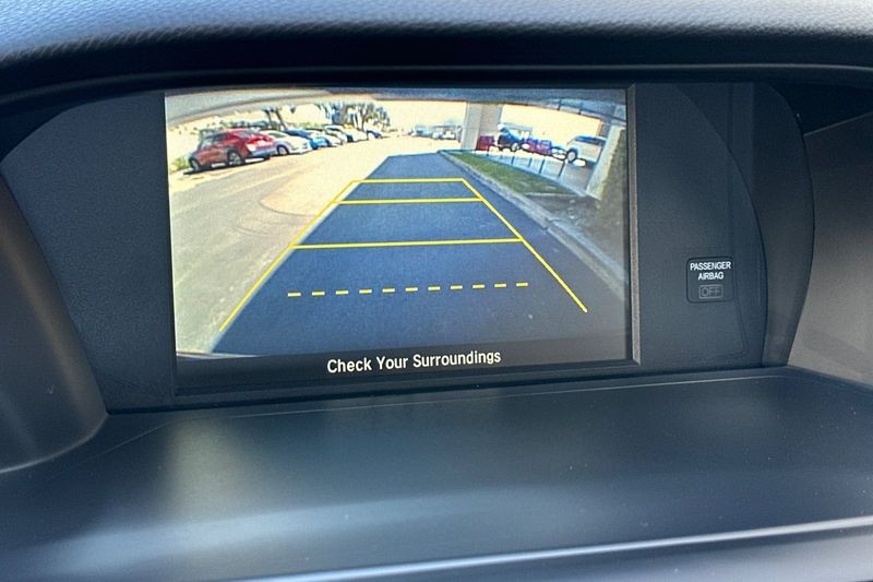 Honda Accord Sedan Vehicle Full-screen Gallery Image 18