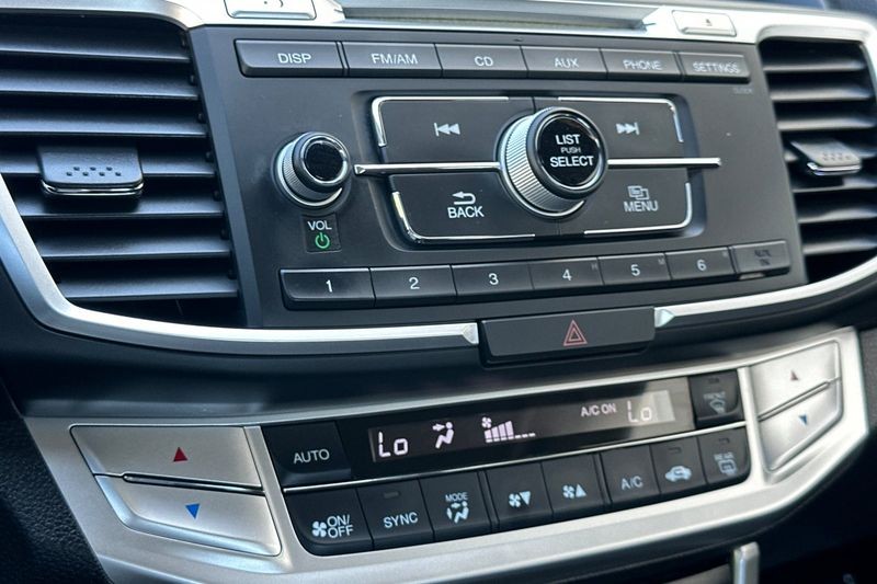 Honda Accord Sedan Vehicle Full-screen Gallery Image 19