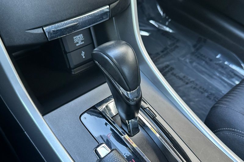 Honda Accord Sedan Vehicle Full-screen Gallery Image 20