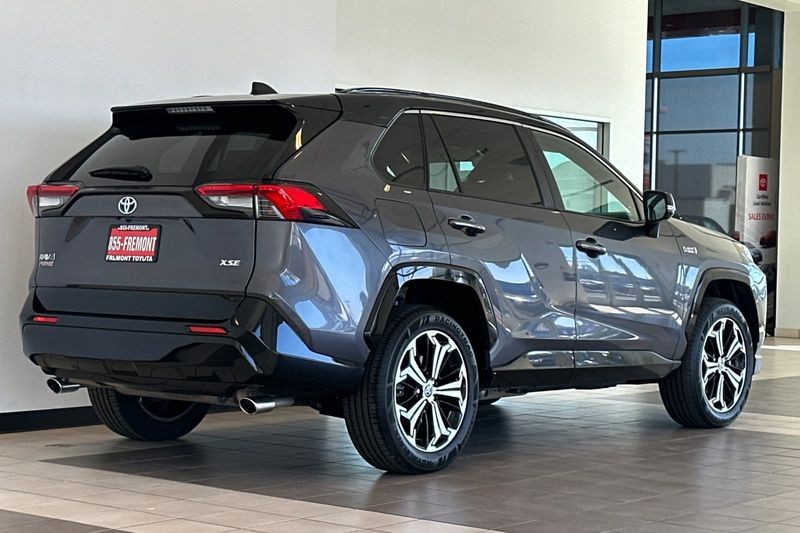 Toyota RAV4 Prime Vehicle Full-screen Gallery Image 04
