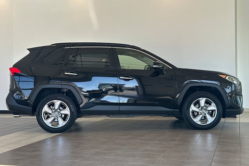 Toyota RAV4 Hybrid Vehicle Full-screen Gallery Image 03