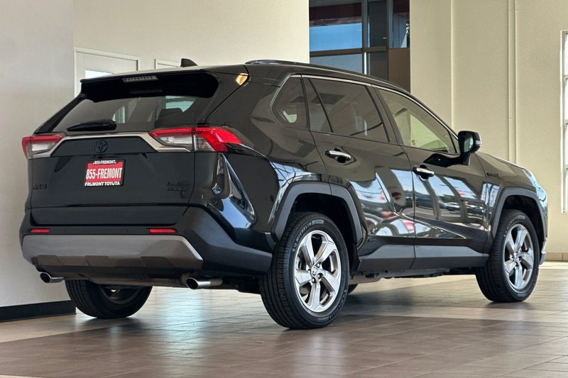 Toyota RAV4 Hybrid Vehicle Full-screen Gallery Image 04