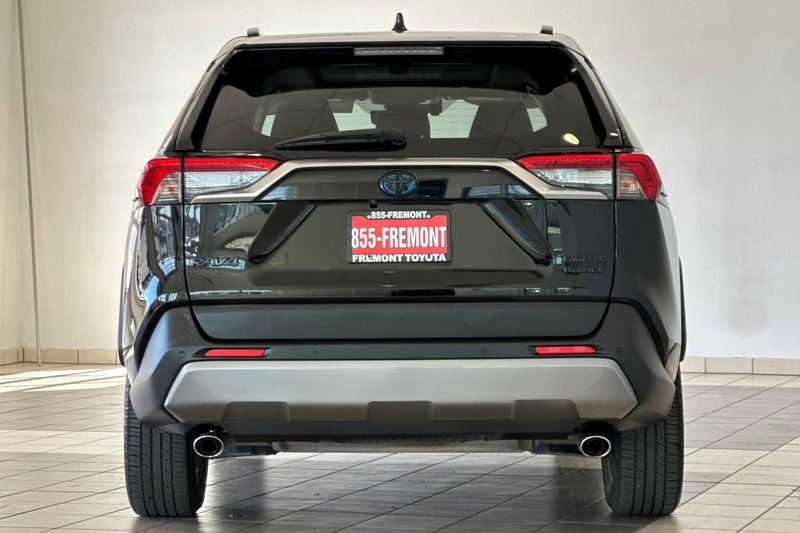 Toyota RAV4 Hybrid Vehicle Full-screen Gallery Image 05