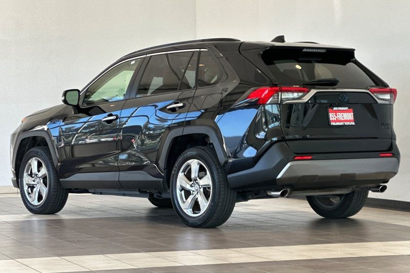 Toyota RAV4 Hybrid Vehicle Full-screen Gallery Image 06