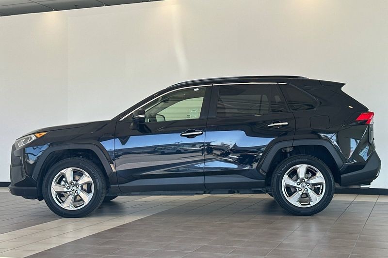 Toyota RAV4 Hybrid Vehicle Full-screen Gallery Image 07