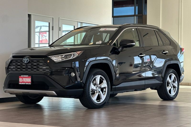 Toyota RAV4 Hybrid Vehicle Full-screen Gallery Image 08