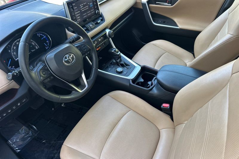 Toyota RAV4 Hybrid Vehicle Full-screen Gallery Image 10