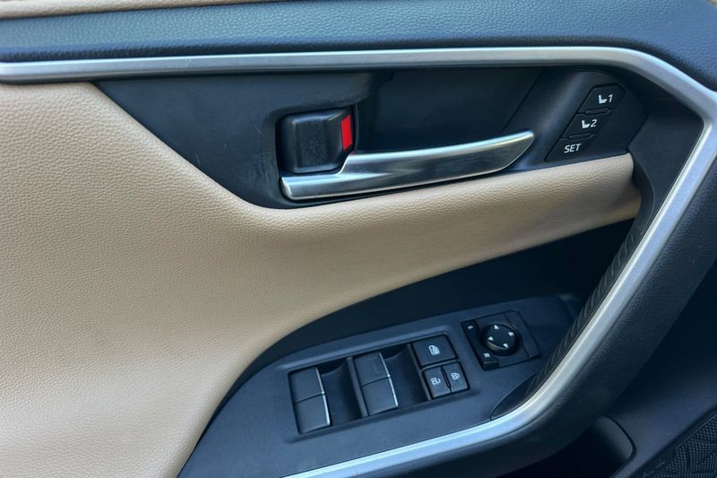 Toyota RAV4 Hybrid Vehicle Full-screen Gallery Image 11