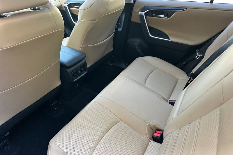 Toyota RAV4 Hybrid Vehicle Full-screen Gallery Image 12