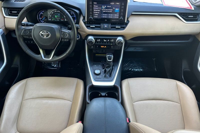 Toyota RAV4 Hybrid Vehicle Full-screen Gallery Image 13