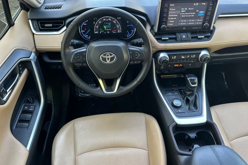 Toyota RAV4 Hybrid Vehicle Full-screen Gallery Image 14