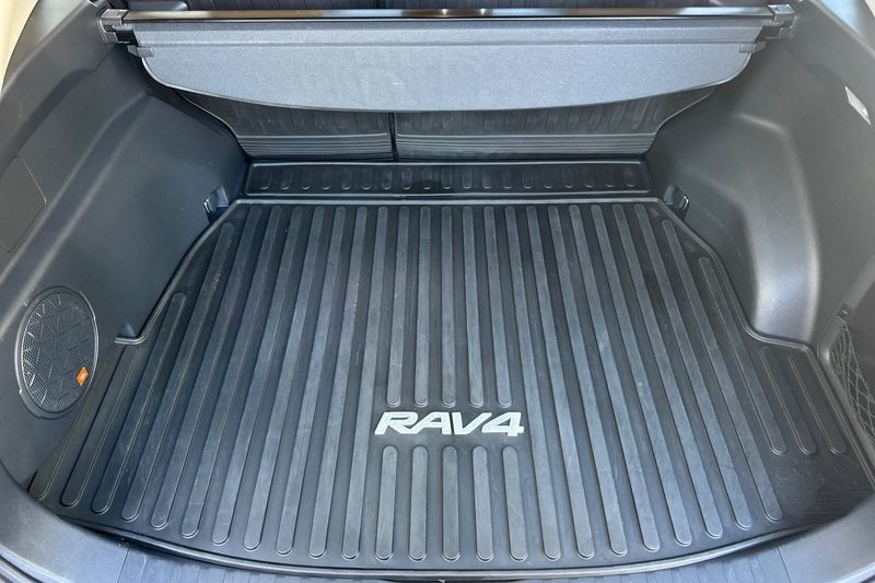 Toyota RAV4 Hybrid Vehicle Full-screen Gallery Image 15
